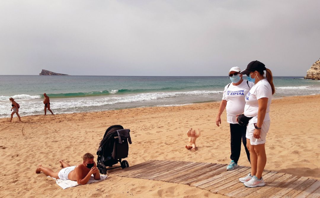 Turistas, hoy en la playa de Levante de Benidorm. Turistas, hoy en la playa de Levante de Benidorm.