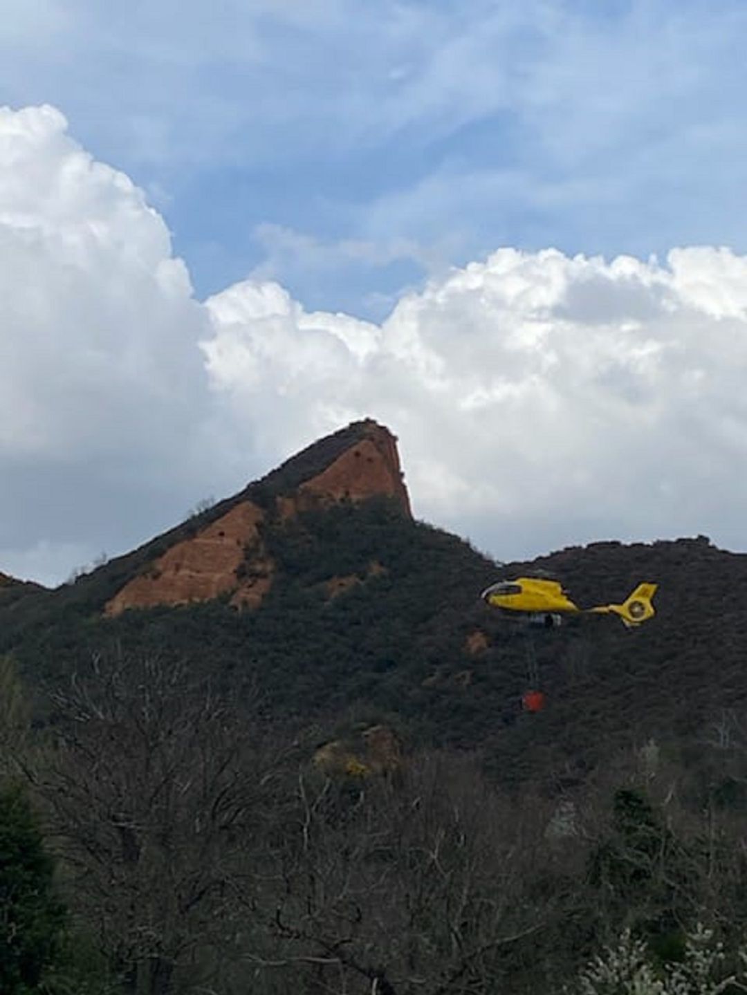 La brigada helitransportada interviene en un incendio declarado en el corazón de Las Médulas, La brigada helitransportada interviene en un incendio declarado en el corazón de Las Médulas,