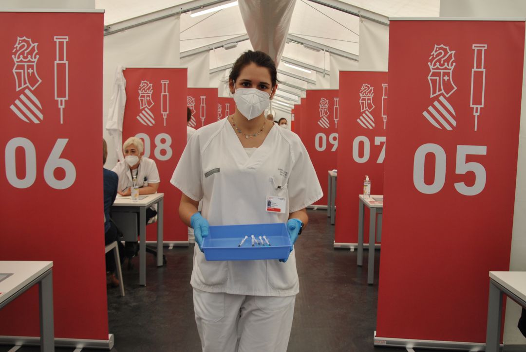 Profesional sanitaria en el Hospital de campaña de Castellón durante el proceso de vacunación. Profesional sanitaria en el Hospital de campaña de Castellón durante el proceso de vacunación.