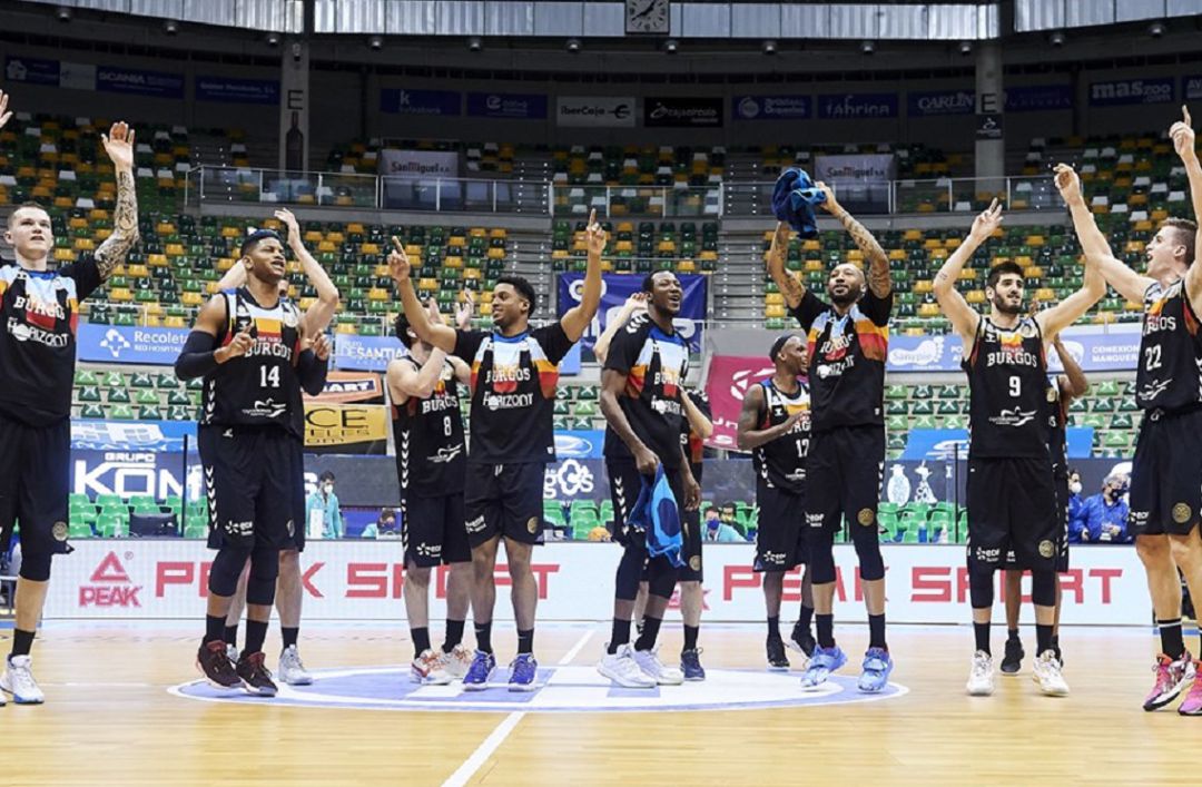 Los jugadores del Hereda San Pablo Burgos celebran la victoria que les da el pase a la F8 Los jugadores del Hereda San Pablo Burgos celebran la victoria que les da el pase a la F8