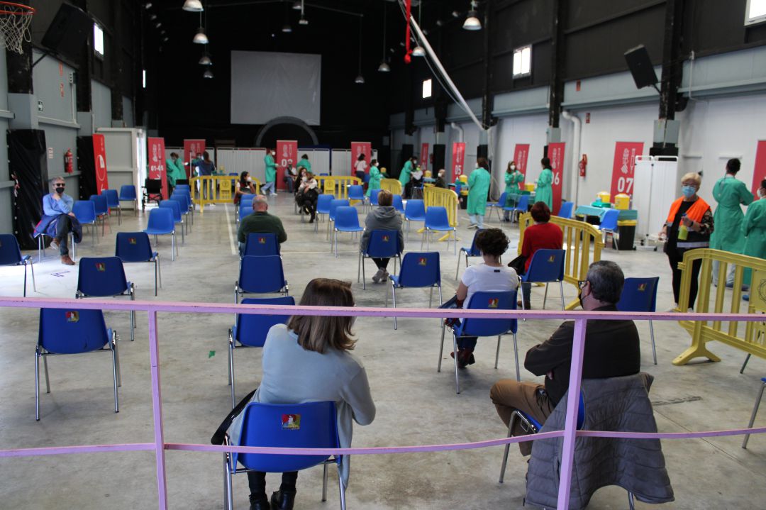Imagen de una de las jornadas de vacunación del personal de centros educativos, en Llunàtics. Imagen de una de las jornadas de vacunación del personal de centros educativos, en Llunàtics.
