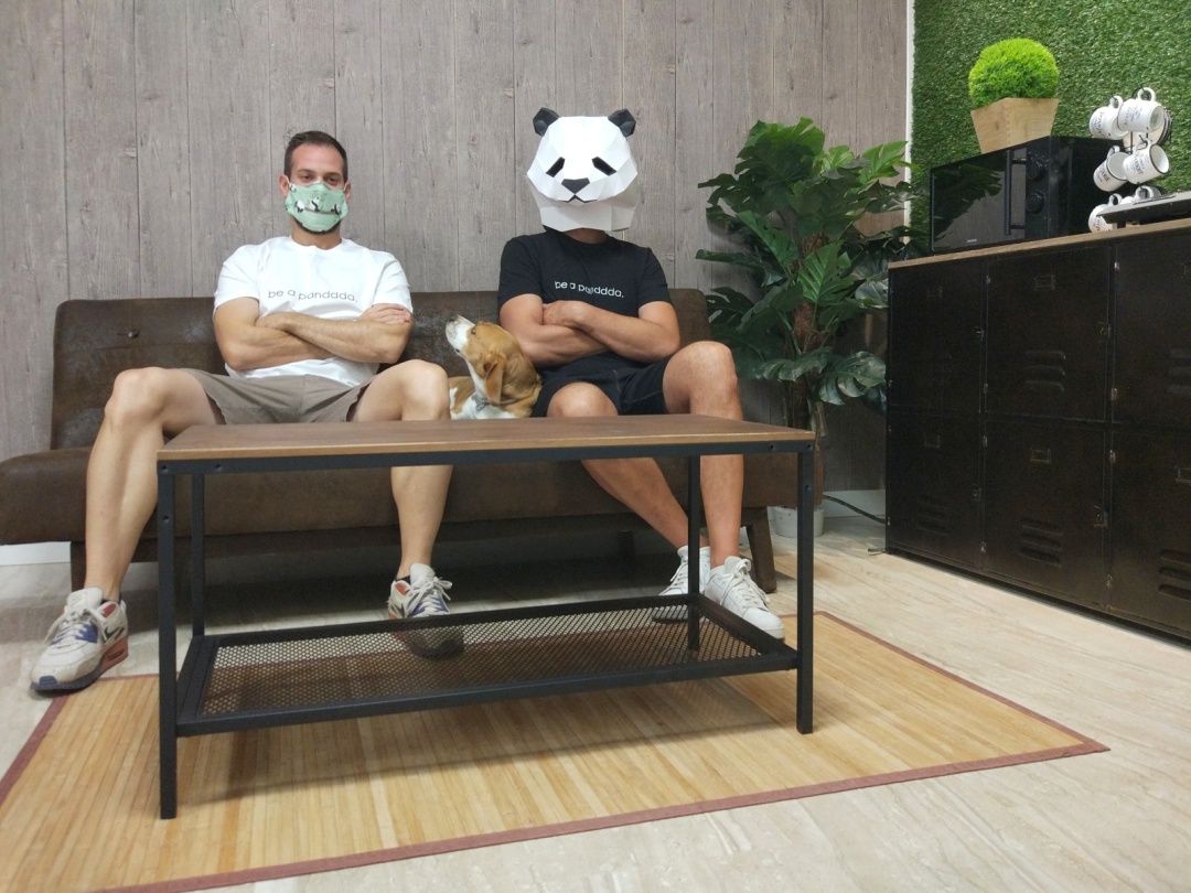 Toni Orellana con su imagen de marca, un oso panda Toni Orellana con su imagen de marca, un oso panda