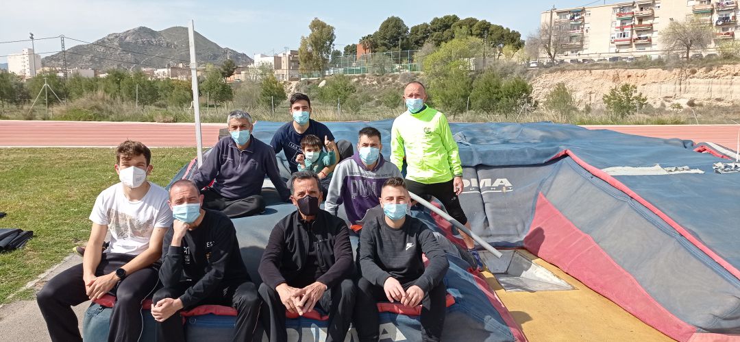 El Club Atletismo Elda ya puede disfrutar de la colchoneta de de pértiga El Club Atletismo Elda ya puede disfrutar de la colchoneta de de pértiga