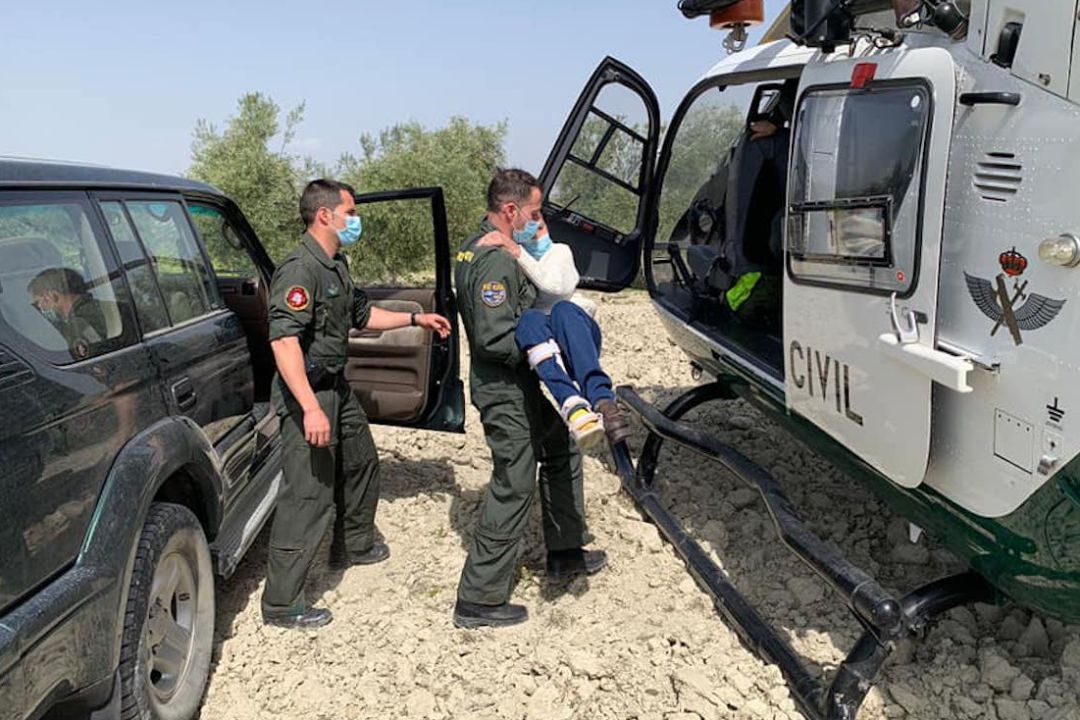 Dos guardias civiles socorren a la mujer accidentada. Dos guardias civiles socorren a la mujer accidentada.