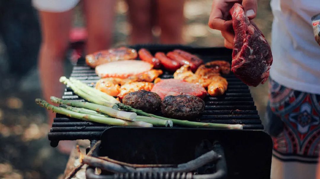 Imagen de una barbacoa celebrada en plena naturaleza Imagen de una barbacoa celebrada en plena naturaleza