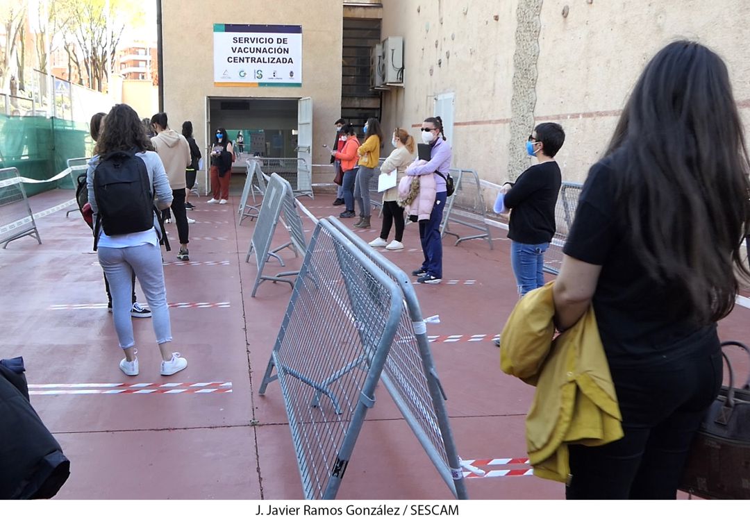 Vacunación de docentes en el Polideportivo S. José de Guadalajara Vacunación de docentes en el Polideportivo S. José de Guadalajara