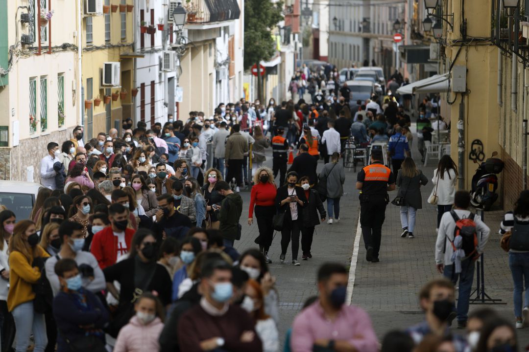Varias personas esperan su turno para venerar a Jesús Cautivo y María Santísima de la Trinidad en su casa hermandad ante la imposibilidad de procesionar por las calles por las restrcciones impuestas por la pandemia Varias personas esperan su turno para venerar a Jesús Cautivo y María Santísima de la Trinidad en su casa hermandad ante la imposibilidad de procesionar por las calles por las restrcciones impuestas por la pandemia