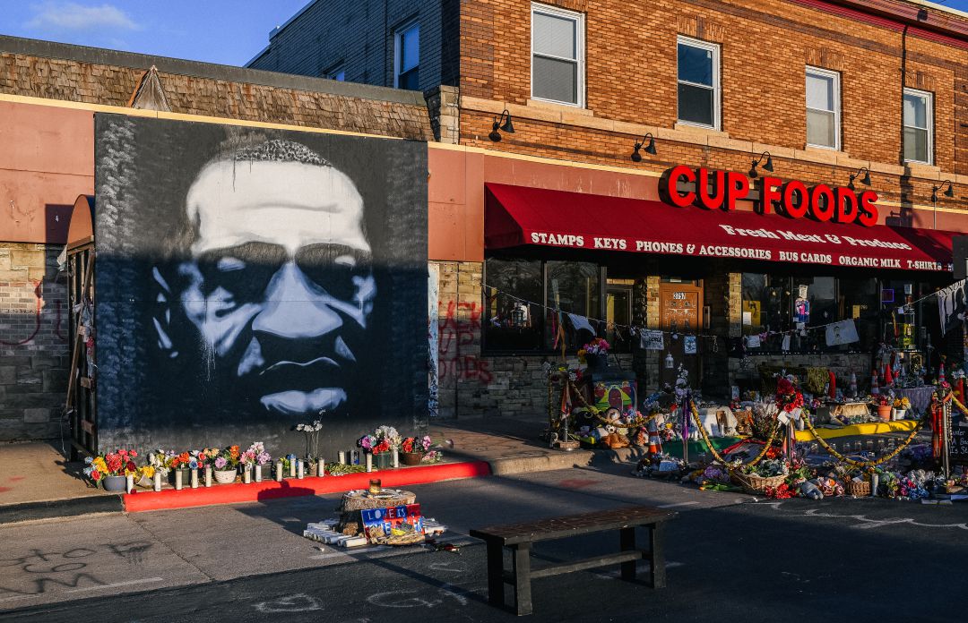 Mural homenaje a George Floyd en la intersección del número 38 de St & Chicago Ave en Minneapolis, Minnesota. Mural homenaje a George Floyd en la intersección del número 38 de St & Chicago Ave en Minneapolis, Minnesota.