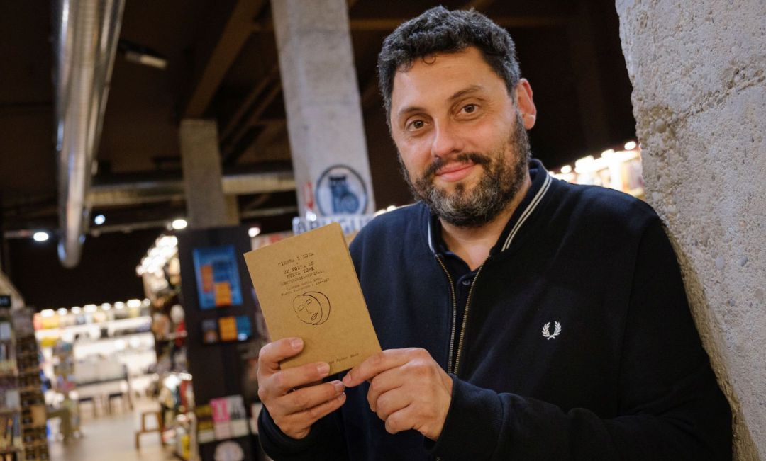 El editor riojano, Enrique Cabezón posa con un ejemplar de 'Tierra y Luna', de Federico García Lorca. El editor riojano, Enrique Cabezón posa con un ejemplar de 'Tierra y Luna', de Federico García Lorca.