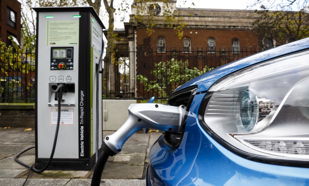 Un coche eléctrico repostando. Un coche eléctrico repostando.
