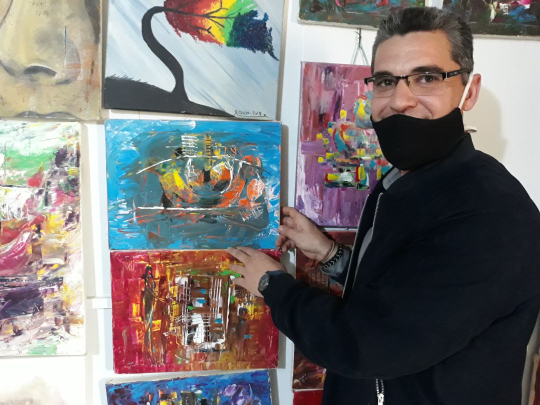Muchos de sus lienzos están pintados usando las lonas de las tiendas de campaña de ACNUR en el campo de refugiados de Za'atari, en Jordania Muchos de sus lienzos están pintados usando las lonas de las tiendas de campaña de ACNUR en el campo de refugiados de Za'atari, en Jordania