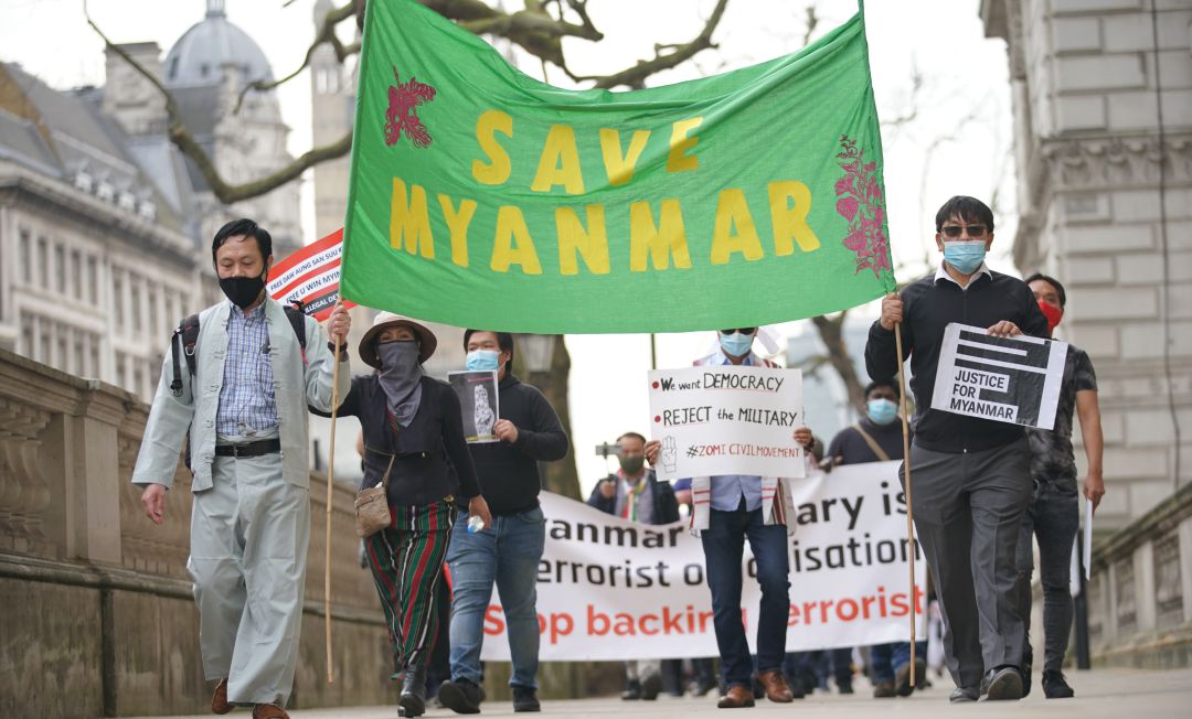 Civiles de Myanmar protestan pacíficamente contra el golpe militar. Civiles de Myanmar protestan pacíficamente contra el golpe militar.