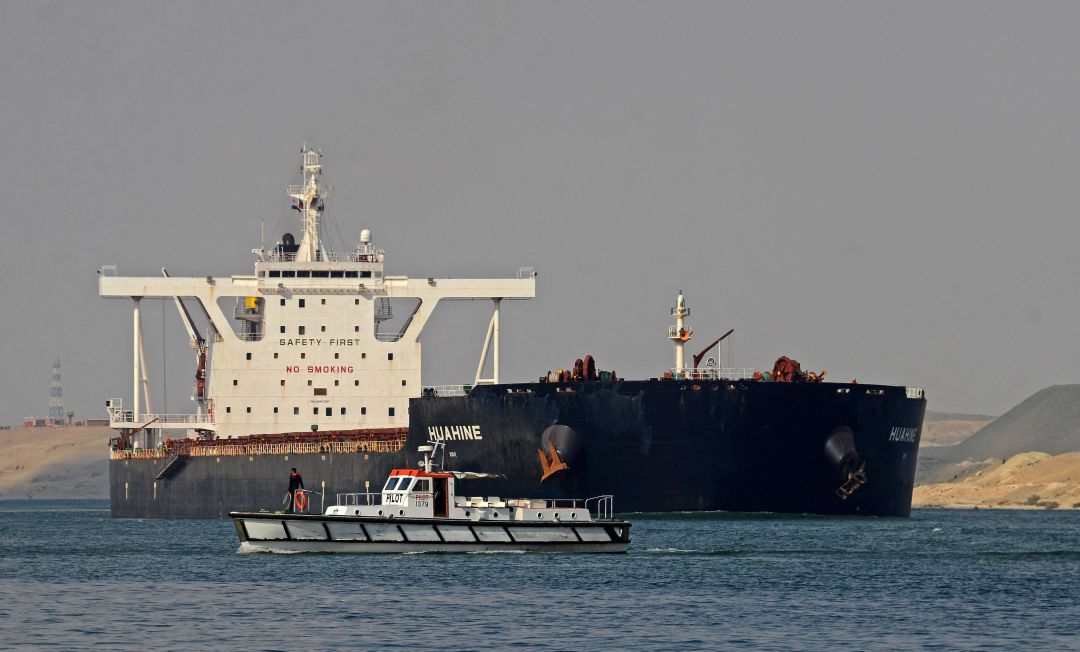 Los barcos siguen esperando para poder cruzar el canal de Suez. Los barcos siguen esperando para poder cruzar el canal de Suez.