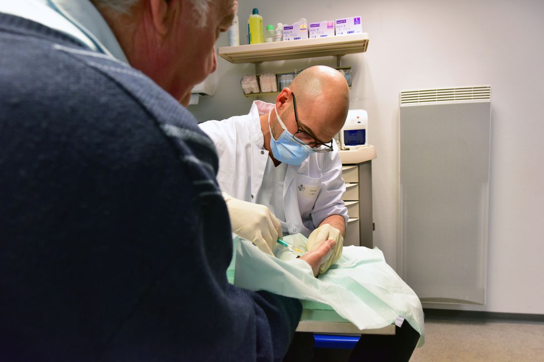 Un médico atiende a un paciente Un médico atiende a un paciente
