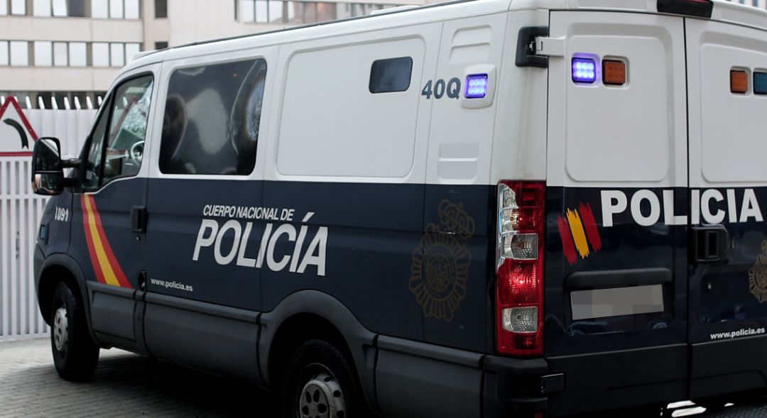 Un furgón de la Policía Nacional entra por una puerta de unos juzgados. Un furgón de la Policía Nacional entra por una puerta de unos juzgados.