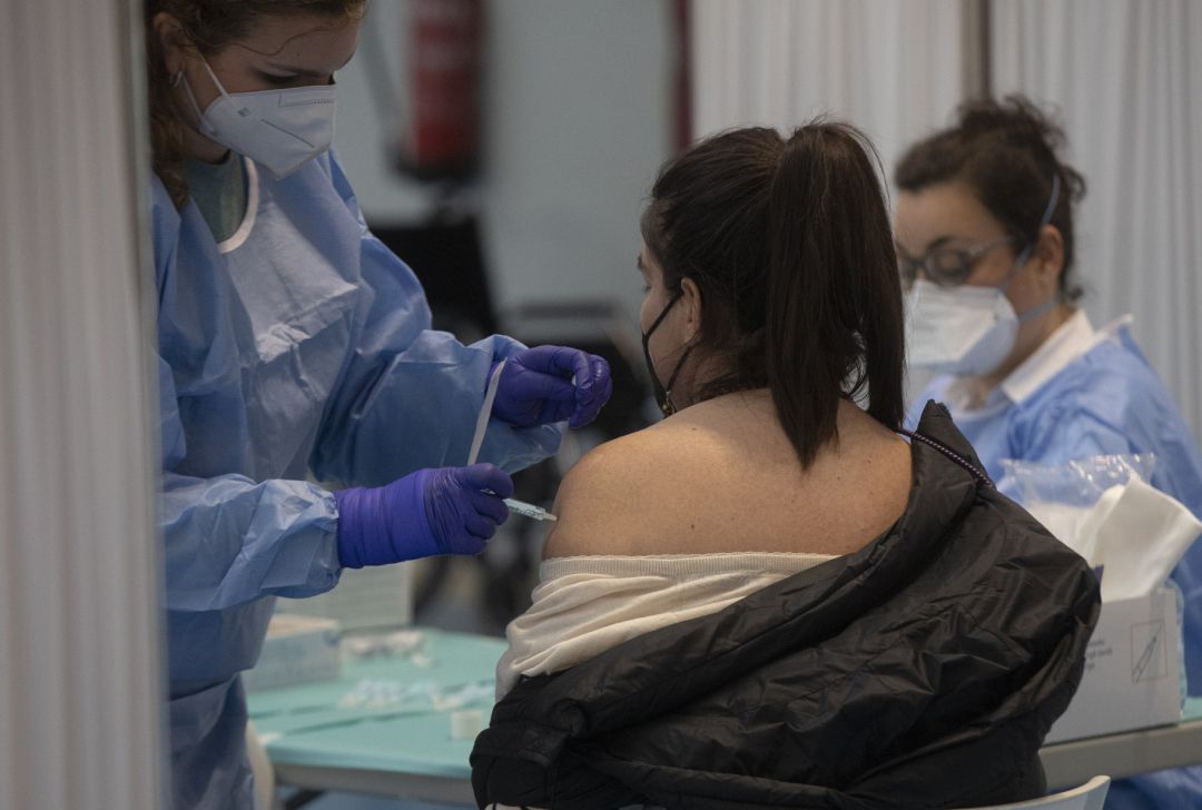 Una mujer recibe una dosis de la vacuna contra la COVID-19 de AstraZeneca. Una mujer recibe una dosis de la vacuna contra la COVID-19 de AstraZeneca.