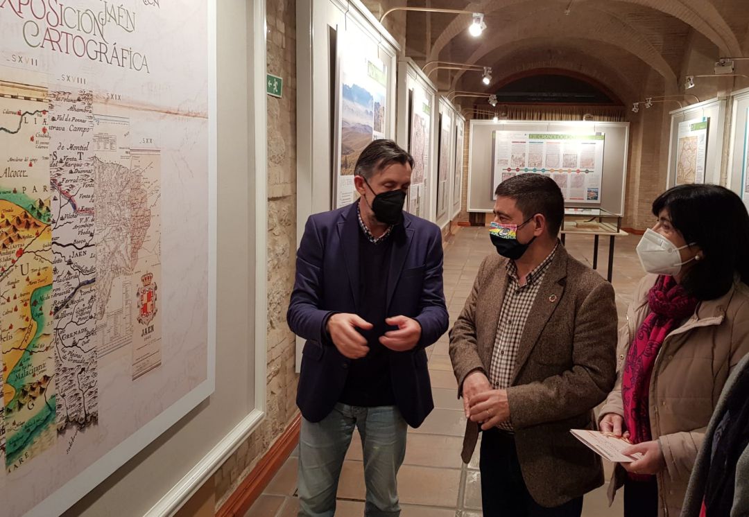 El presidente de la Diputación de Jaén, Francisco Reyes (segundo por la izquierda), visita la exposición acompañado de otros diputados y responsables de la muestra. El presidente de la Diputación de Jaén, Francisco Reyes (segundo por la izquierda), visita la exposición acompañado de otros diputados y responsables de la muestra.
