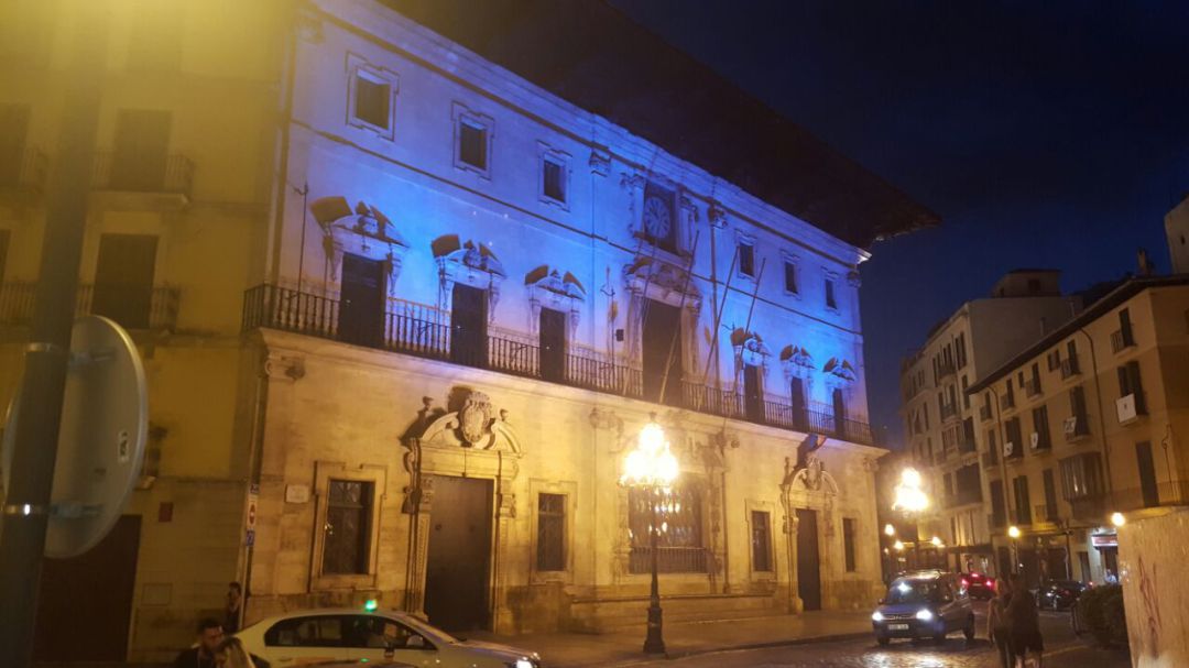 Fachada del Ayuntamiento de Palma iluminada de color azul. Fachada del Ayuntamiento de Palma iluminada de color azul.