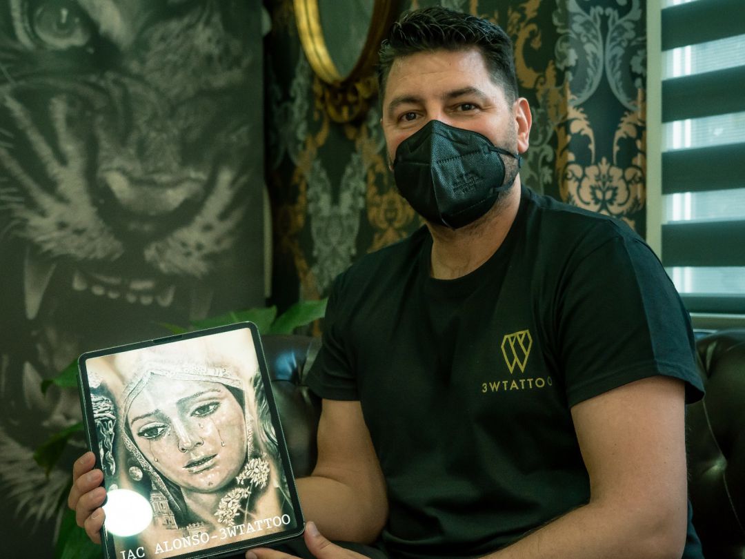 Jac Alonso muestra uno de los tatuajes cofrades que ha realizado Jac Alonso muestra uno de los tatuajes cofrades que ha realizado