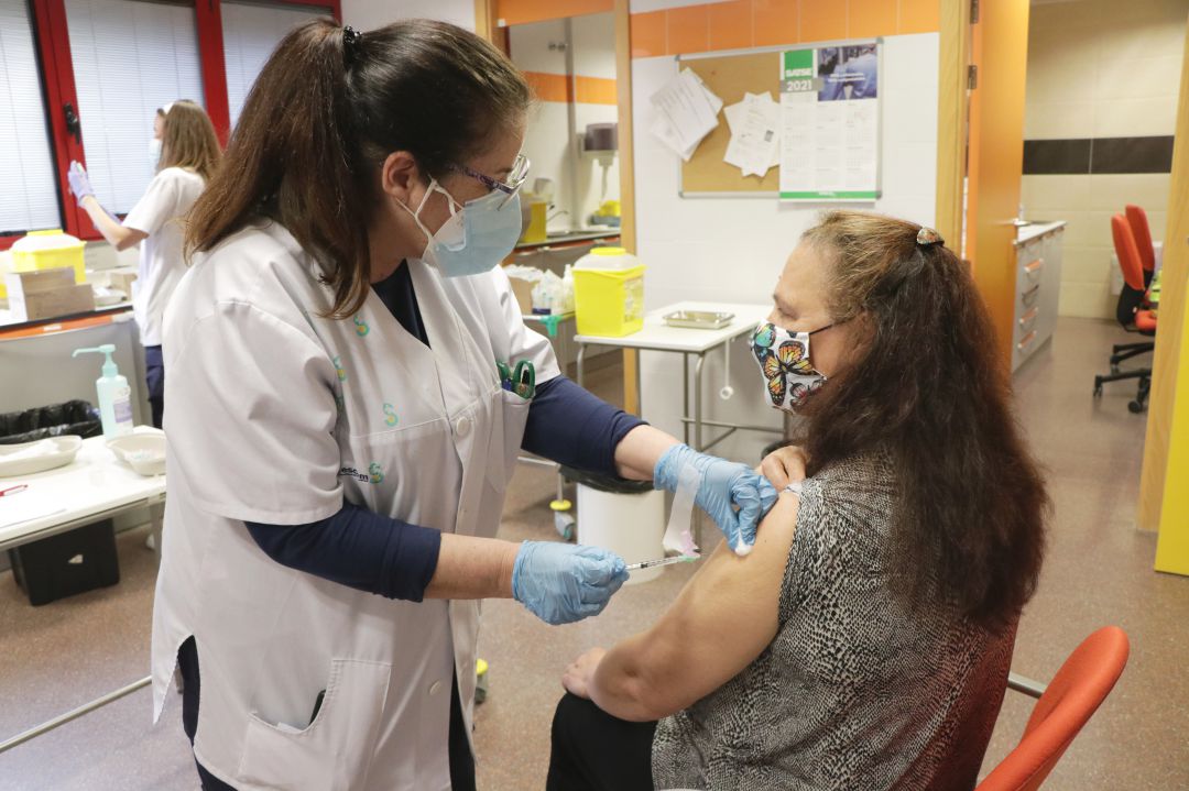 La vacunación se ha llevado a cabo este viernes por ejemplo en el Centro de Salud de Azuqueca de Henares (Guadalajara), donde se ha citado a más de 400 personas La vacunación se ha llevado a cabo este viernes por ejemplo en el Centro de Salud de Azuqueca de Henares (Guadalajara), donde se ha citado a más de 400 personas