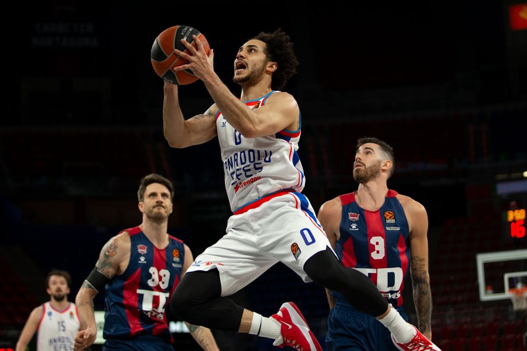 Larkin anota en su recital de 30 puntos contra Baskonia en el Buesa Arena. Larkin anota en su recital de 30 puntos contra Baskonia en el Buesa Arena.