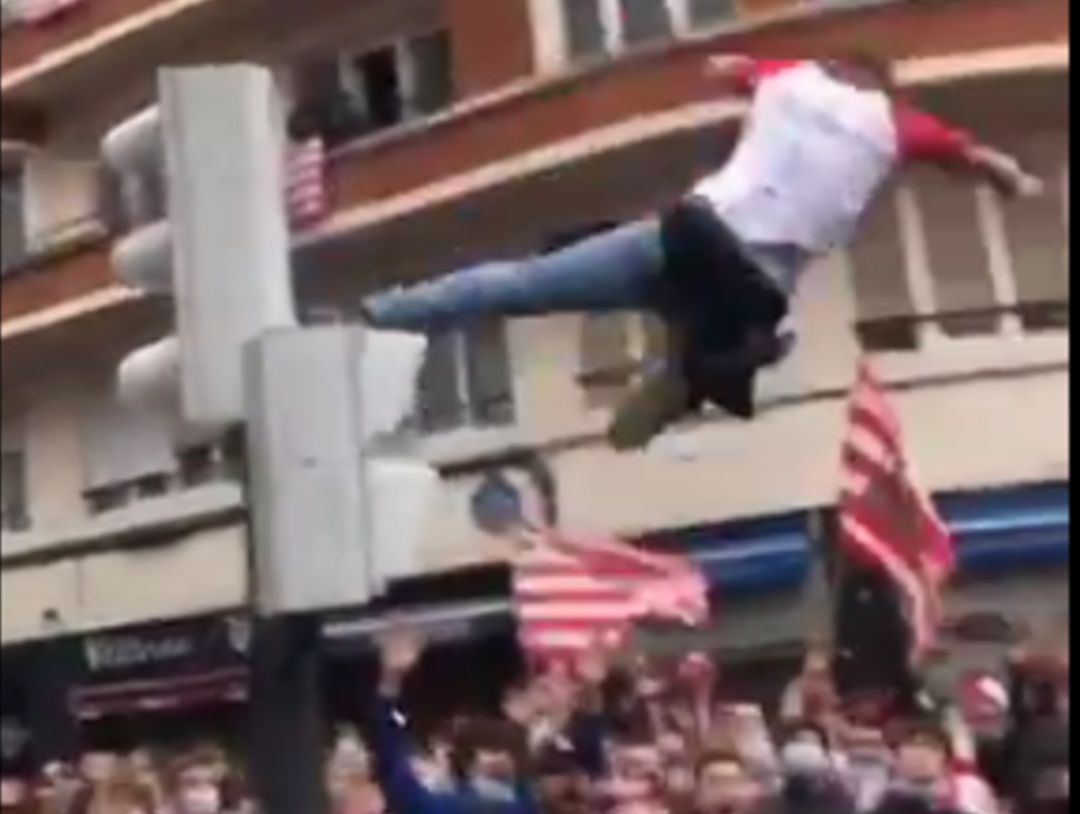 El salto que se ha convertido en viral en plena celebración en Bilbao El salto que se ha convertido en viral en plena celebración en Bilbao