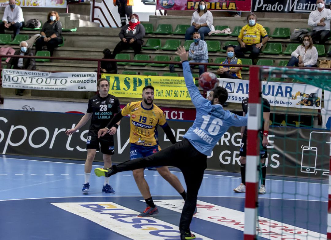 El capitán ribereño, Megías (centro) bate a Rangel ante la atenta mirada de Oswaldo, ambos ex jugadores del Villa de Aranda. El capitán ribereño, Megías (centro) bate a Rangel ante la atenta mirada de Oswaldo, ambos ex jugadores del Villa de Aranda.