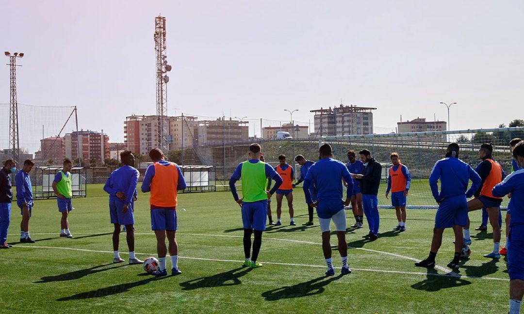 El entrenador de la Arandina, Álex Izquierdo, se dirige a sus jugadores en una sesión de trabajo de esta semana antes de viajar a Bembibre. El entrenador de la Arandina, Álex Izquierdo, se dirige a sus jugadores en una sesión de trabajo de esta semana antes de viajar a Bembibre.