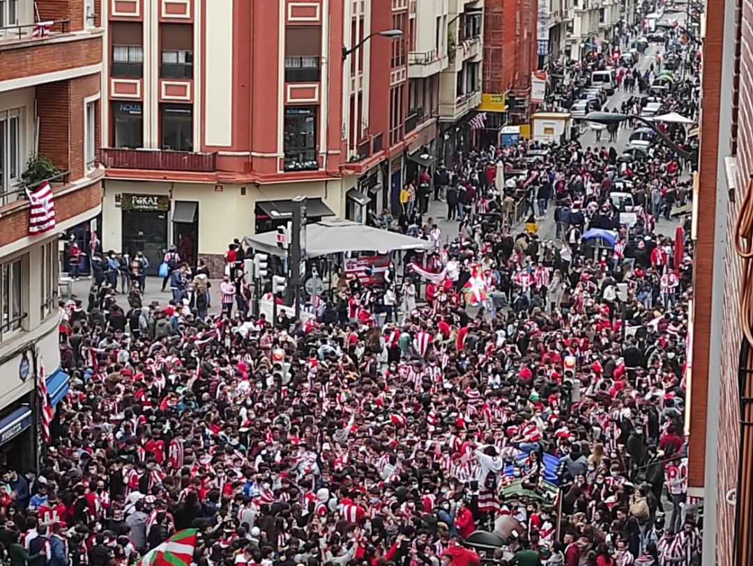 Aficionados del Athletic en la zona de Pozas en Bilbao Aficionados del Athletic en la zona de Pozas en Bilbao