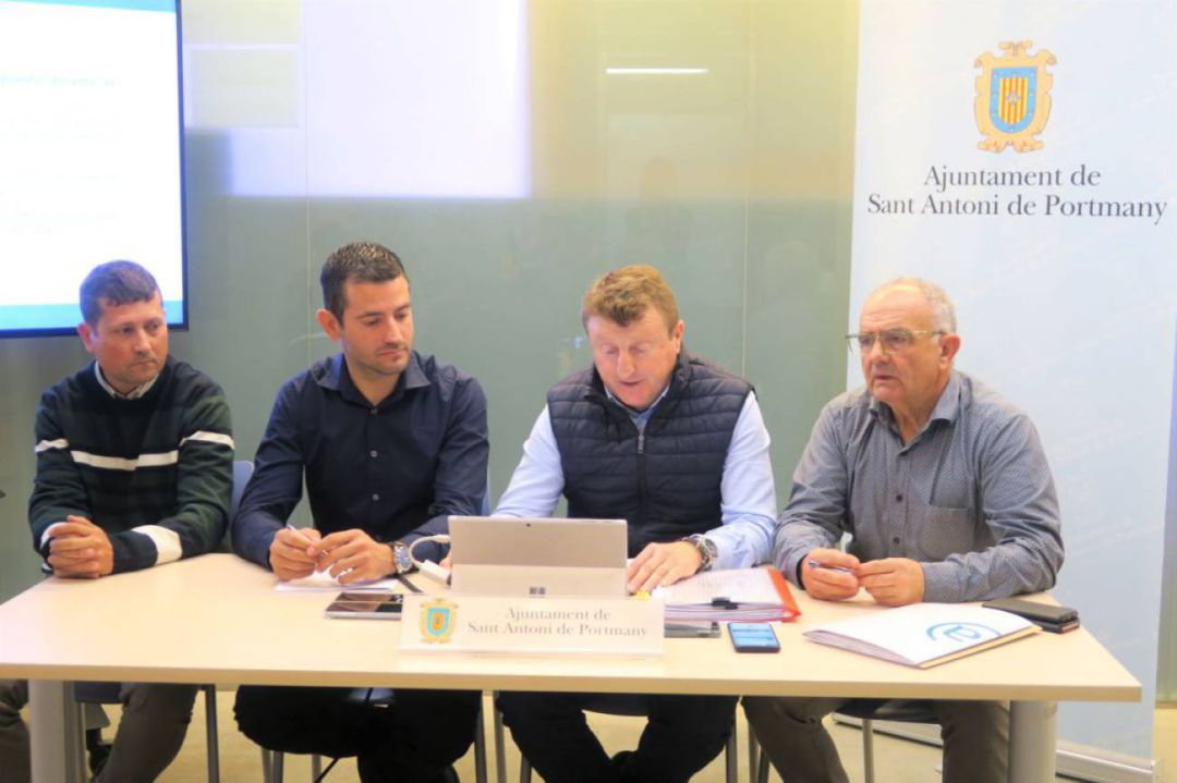 Cardona, en el centro de la imagen, junto al alcalde y los dos tenientes de alcalde Cardona, en el centro de la imagen, junto al alcalde y los dos tenientes de alcalde