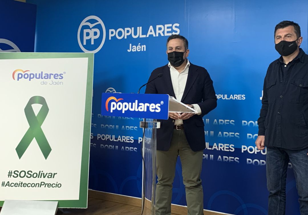 El secretario general del PP de Jaén, Francisco Palacios, acompañado del número 3 de los populares andaluces, Toni Martín. El secretario general del PP de Jaén, Francisco Palacios, acompañado del número 3 de los populares andaluces, Toni Martín.