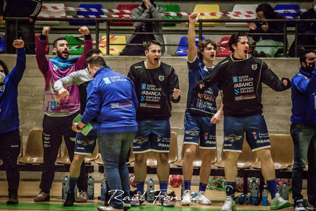 Los jugadores del Cangas del Morrazo celebran la victoria contra el Abanca Ademar Los jugadores del Cangas del Morrazo celebran la victoria contra el Abanca Ademar