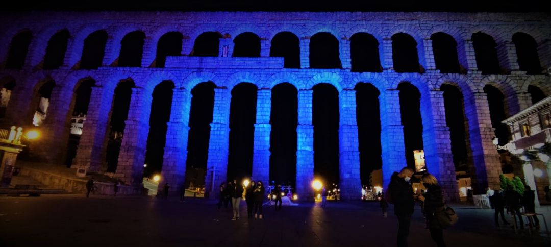 Acueducto de Segovia teñido de azul Acueducto de Segovia teñido de azul
