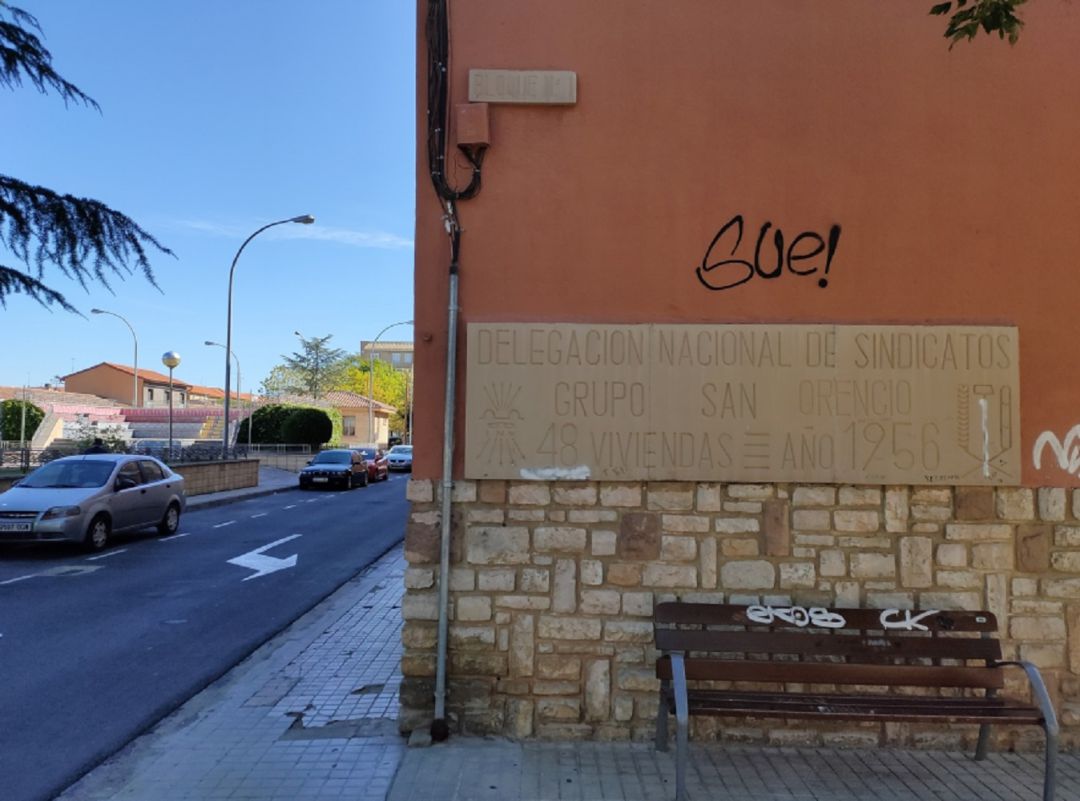 Placa en Huesca con simbología franquista Placa en Huesca con simbología franquista