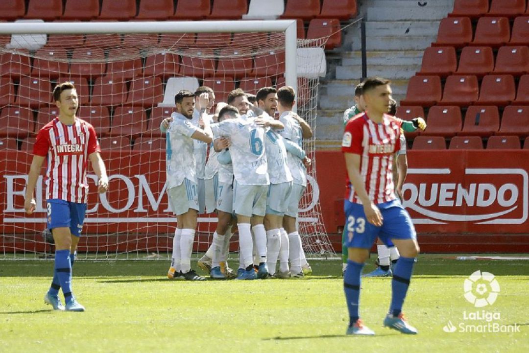 Los jugadores del Mirandés celebran la victoria ante la decepción de los sportinguistas. Los jugadores del Mirandés celebran la victoria ante la decepción de los sportinguistas.