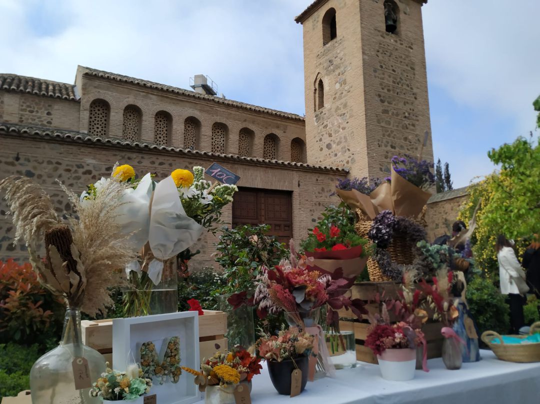Mercado de Flores en el patio de San Lucas Mercado de Flores en el patio de San Lucas