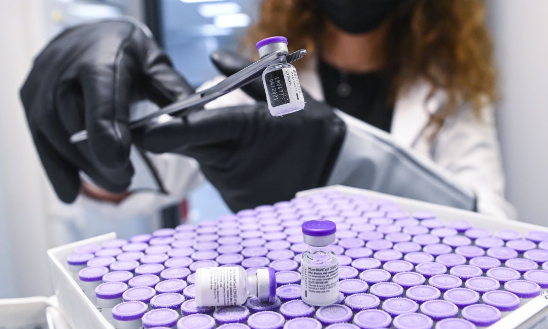 Una investigadora con dosis de la vacuna de Moderna. Una investigadora con dosis de la vacuna de Moderna.