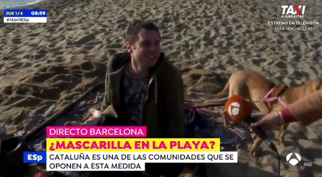 Momento en el que la reportera le pregunta a un turista por qué no lleva mascarilla. Momento en el que la reportera le pregunta a un turista por qué no lleva mascarilla.