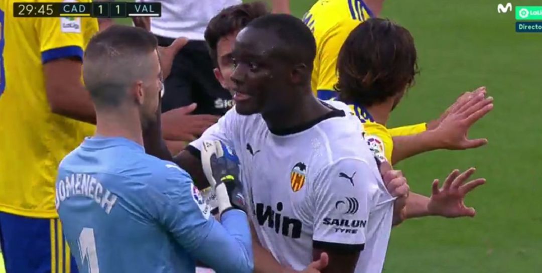 Diakhabi explica a su portero lo ocurrido en el Cádiz - Valencia Diakhabi explica a su portero lo ocurrido en el Cádiz - Valencia