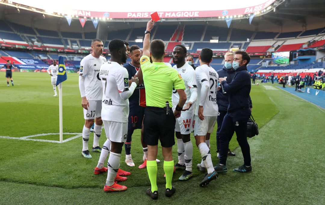 Momento en el que Neymar y Djalo ven la cartulina roja Momento en el que Neymar y Djalo ven la cartulina roja