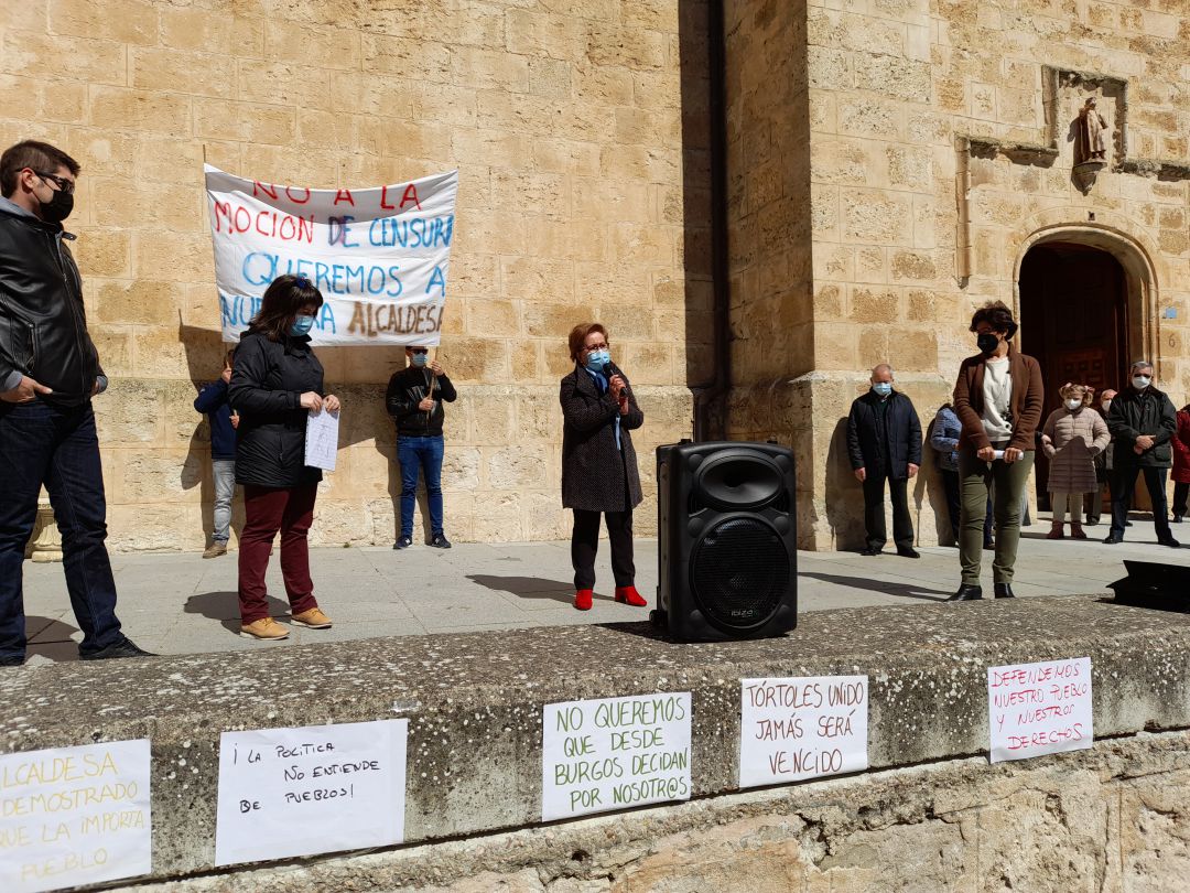 La alcaldesa de Tórtoles de Esgueva ha agradecido el apoyo que le han brindado los asistentes a la manifestación La alcaldesa de Tórtoles de Esgueva ha agradecido el apoyo que le han brindado los asistentes a la manifestación