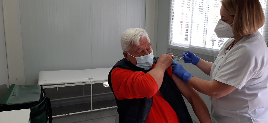 Un hombre recibe una vacuna contra el Coronavirus Un hombre recibe una vacuna contra el Coronavirus