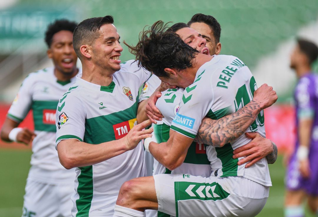 Pere Milla celebra su gol al Betis con sus compañeros Pere Milla celebra su gol al Betis con sus compañeros