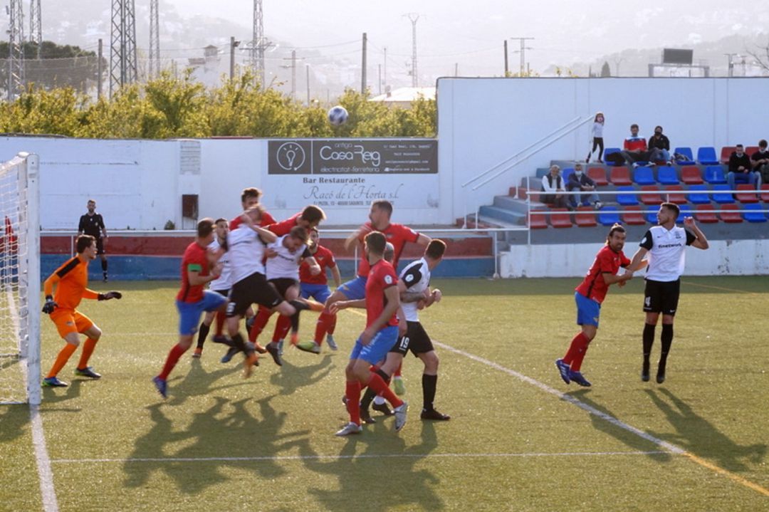 Partido competido con un punto para cada equipo Partido competido con un punto para cada equipo