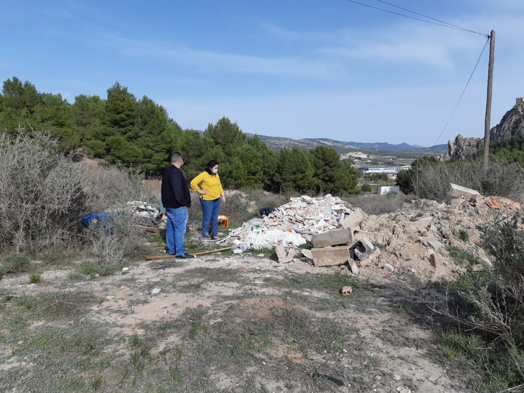 La alcaldesa y el concejal del área de Limpieza en el lugar de los vertidos La alcaldesa y el concejal del área de Limpieza en el lugar de los vertidos