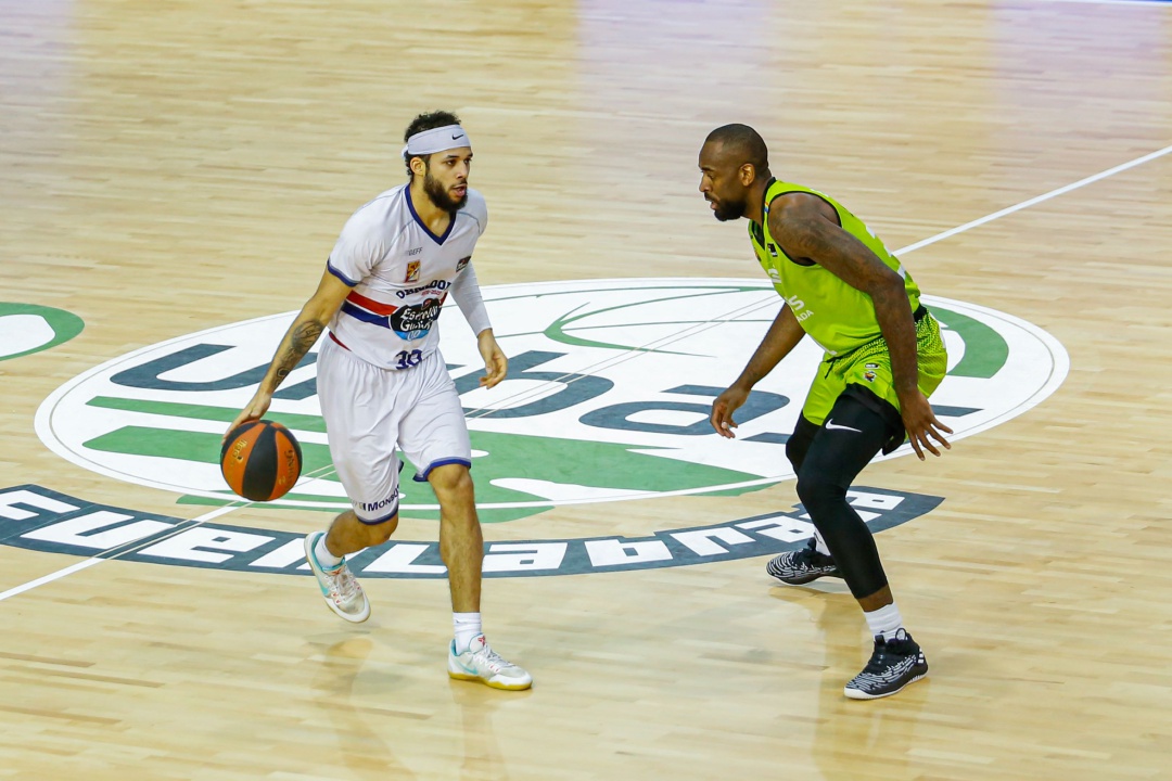Kassius Robertson, con el balón, fue el mejor del Obradoiro y anotó 28 puntos Kassius Robertson, con el balón, fue el mejor del Obradoiro y anotó 28 puntos
