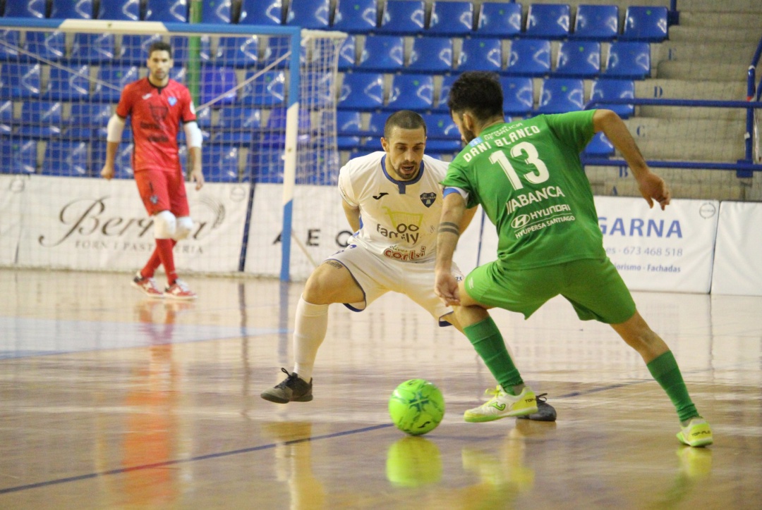 Dani Blanco, del JERUBEX, conduce el balón ante un contrario en el partido disputado en Alzira Dani Blanco, del JERUBEX, conduce el balón ante un contrario en el partido disputado en Alzira