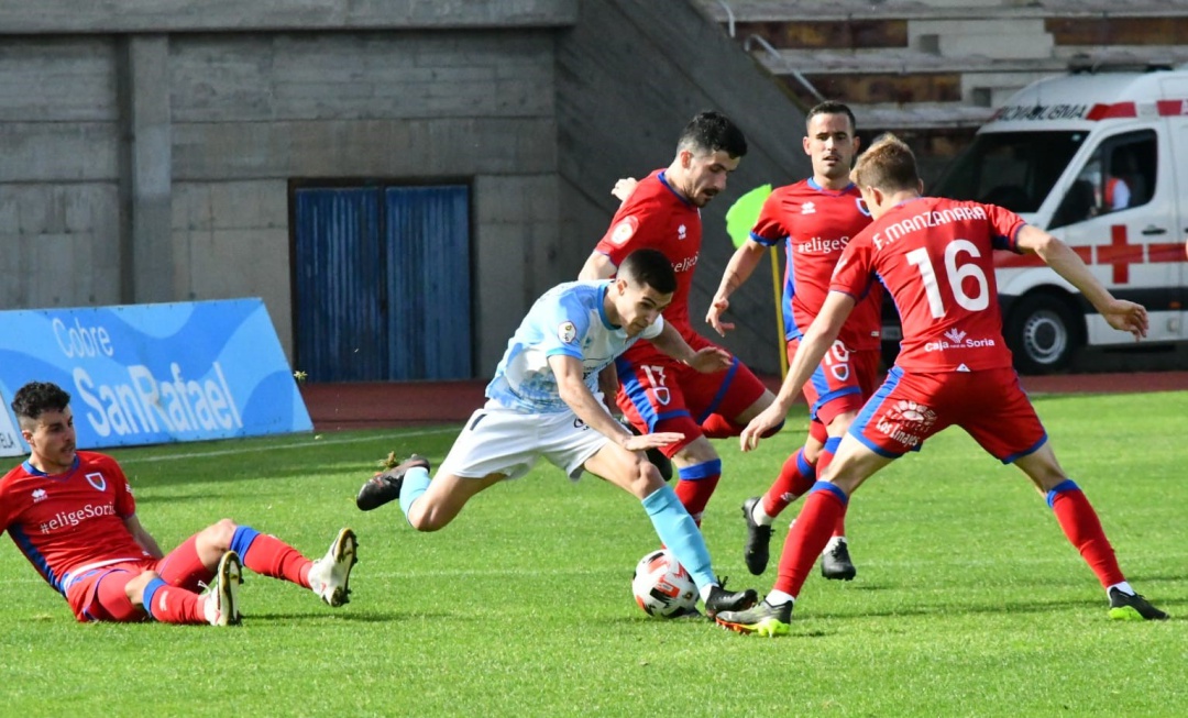 Miki Villar, que fue de nuevo titular, rodeado de contrarios del Numancia Miki Villar, que fue de nuevo titular, rodeado de contrarios del Numancia