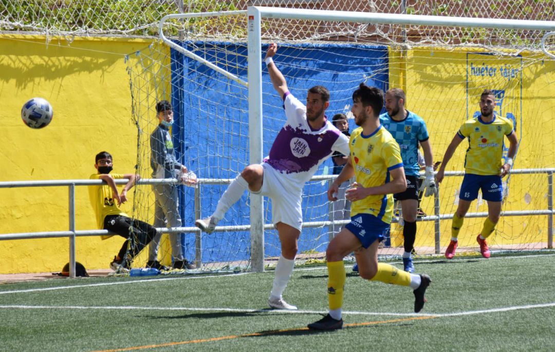 Un momento del partido entre el Huétor Tájar y el Real Jaén. Un momento del partido entre el Huétor Tájar y el Real Jaén.