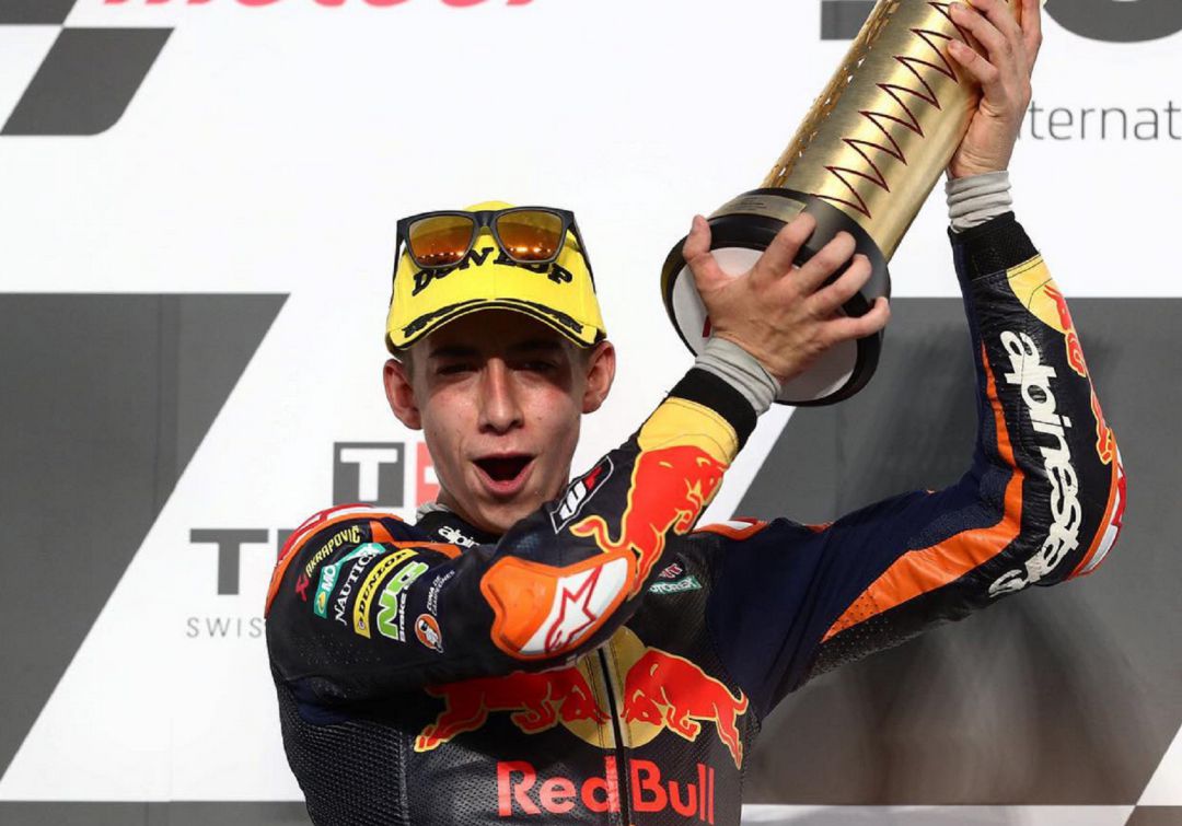 Pedro Acosta levantando el trofeo que le acredita como el ganador del GP de Catar Pedro Acosta levantando el trofeo que le acredita como el ganador del GP de Catar